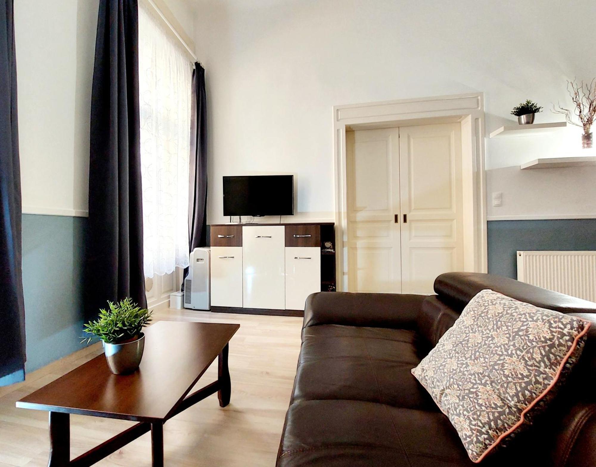 Eoetvoes Apartman Budapeste Exterior foto